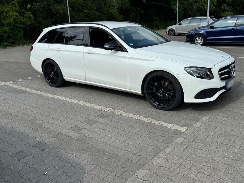 Gebraucht Mercedes E220 Avantgarde 194 PS (142 kW) 2017 Weiß Kombi