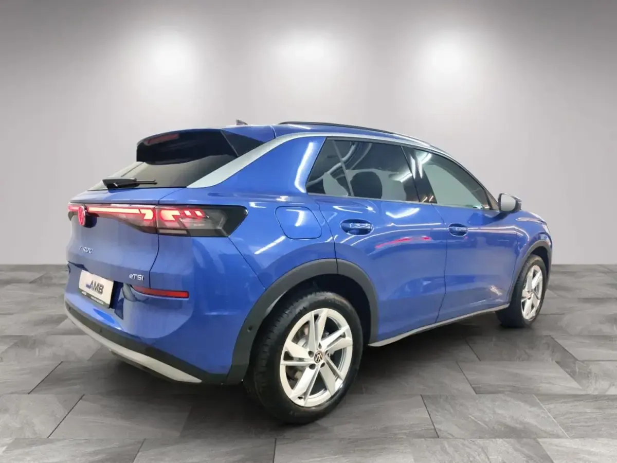 Gebraucht VW T-Roc Life 150 PS (110 kW) 2025 Celestial blue metallic SUV
