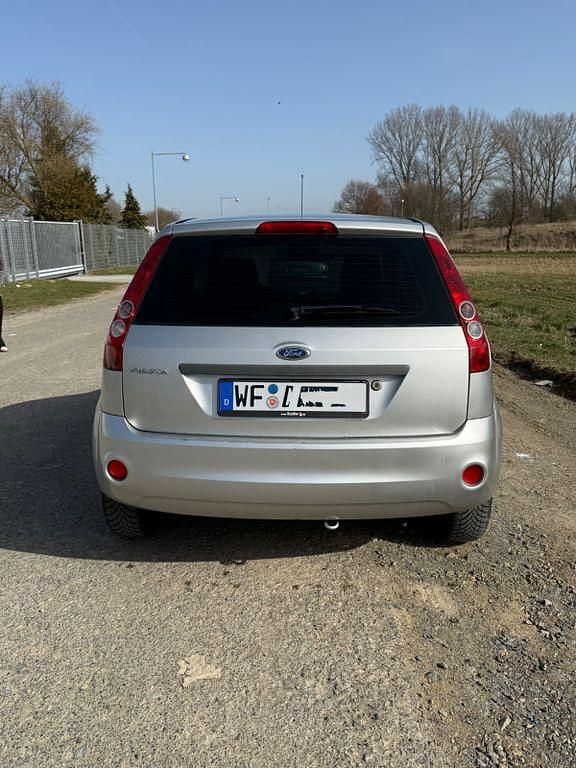 Gebraucht Ford Fiesta 69 PS (50 kW) 2007 Grau Kleinwagen