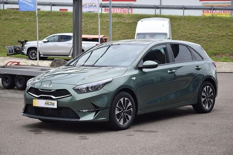 Experience grün Neu 2025 Kia Ceed Limousine | 21.590 € (Guter Preis) - Bild 1/4