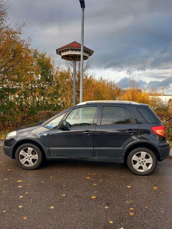 Schwarz Gebraucht 2007 Fiat Sedici Dynamic SUV | 3.999 € (Fairer Preis) - Bild 1/4