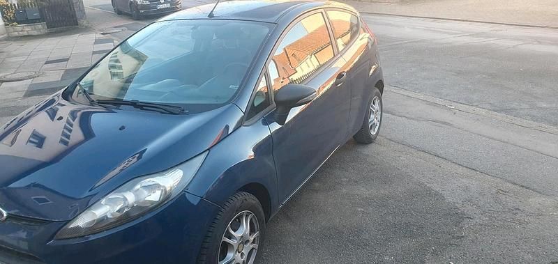 Gebraucht Ford Fiesta 60 PS (44 kW) 2011 Blau Kleinwagen