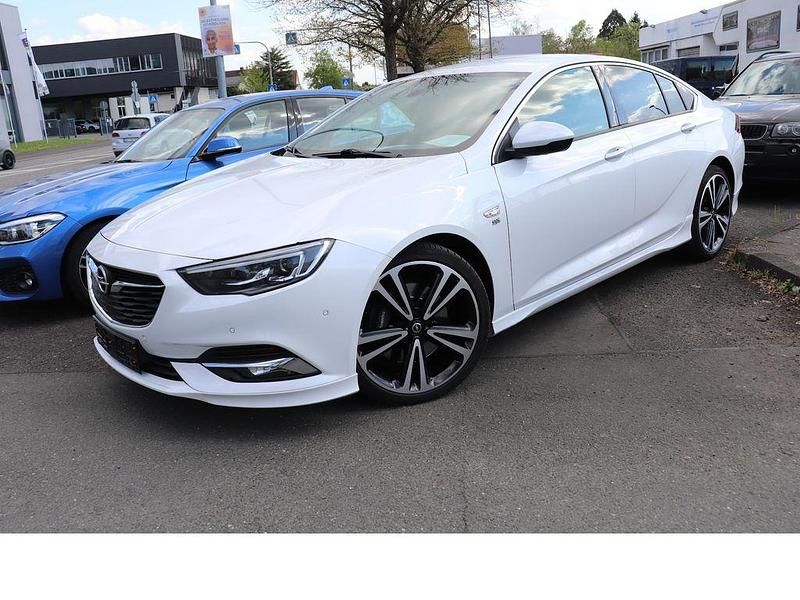 Usado Opel Insignia Dynamic 260 HP (191 kW) 2017 Branco Sedan