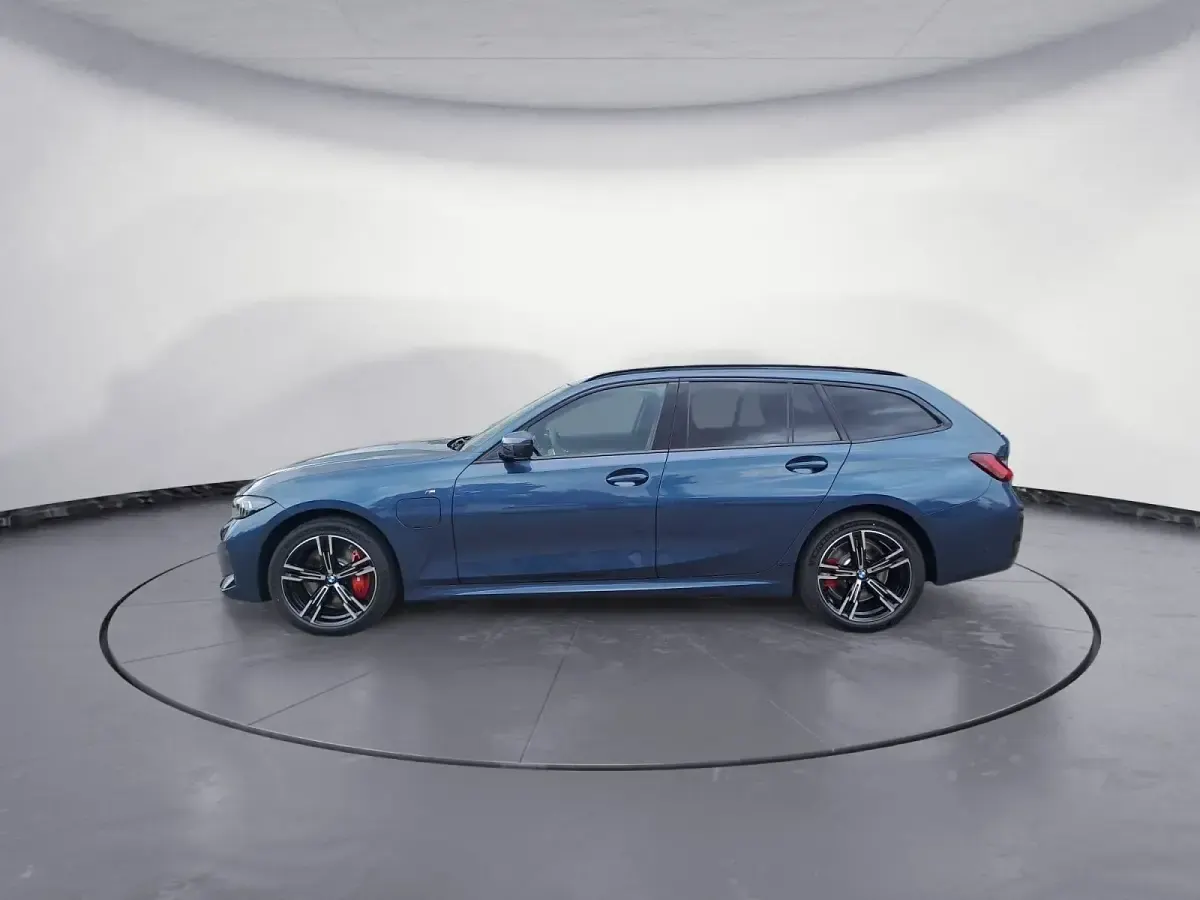 Gebraucht BMW 330e Comfort Edition 292 PS (214 kW) 2026 Kombi