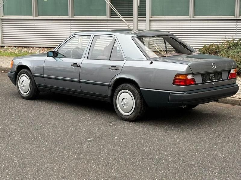Gebraucht Mercedes E230 132 PS (97 kW) 1989 Grau Limousine
