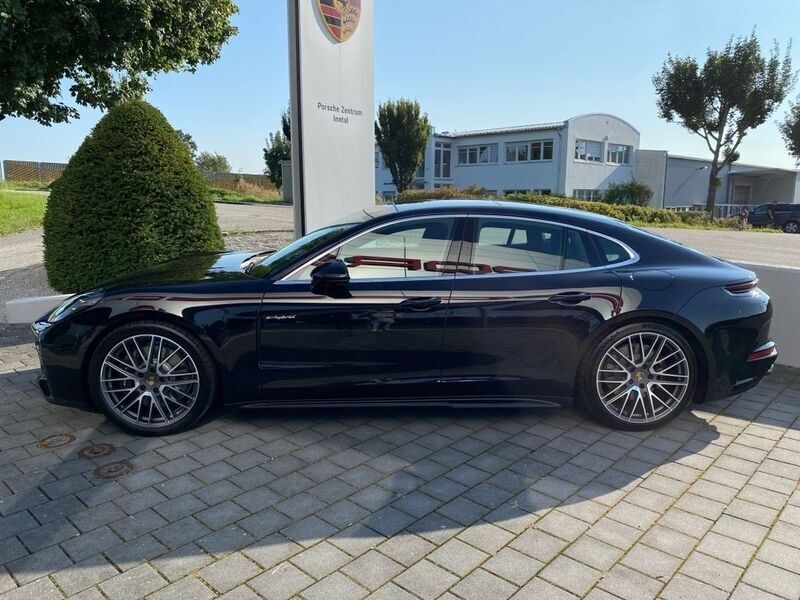 Gebraucht Porsche Panamera 470 PS (345 kW) 2024 Tiefschwarzmetallic Kleinwagen