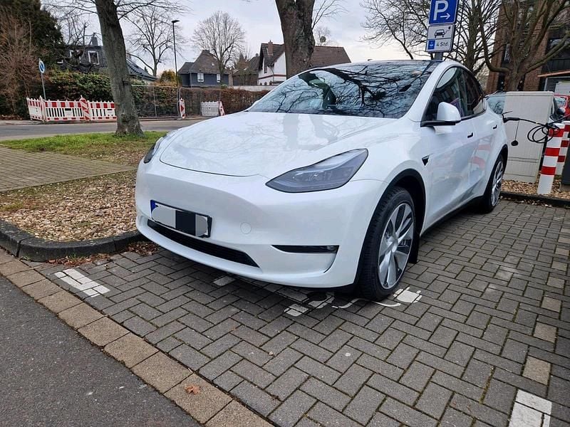 Weiß Gebraucht 2023 Tesla Model Y Standard Range SUV | 24.000 € (Guter Preis) - Bild 1/4