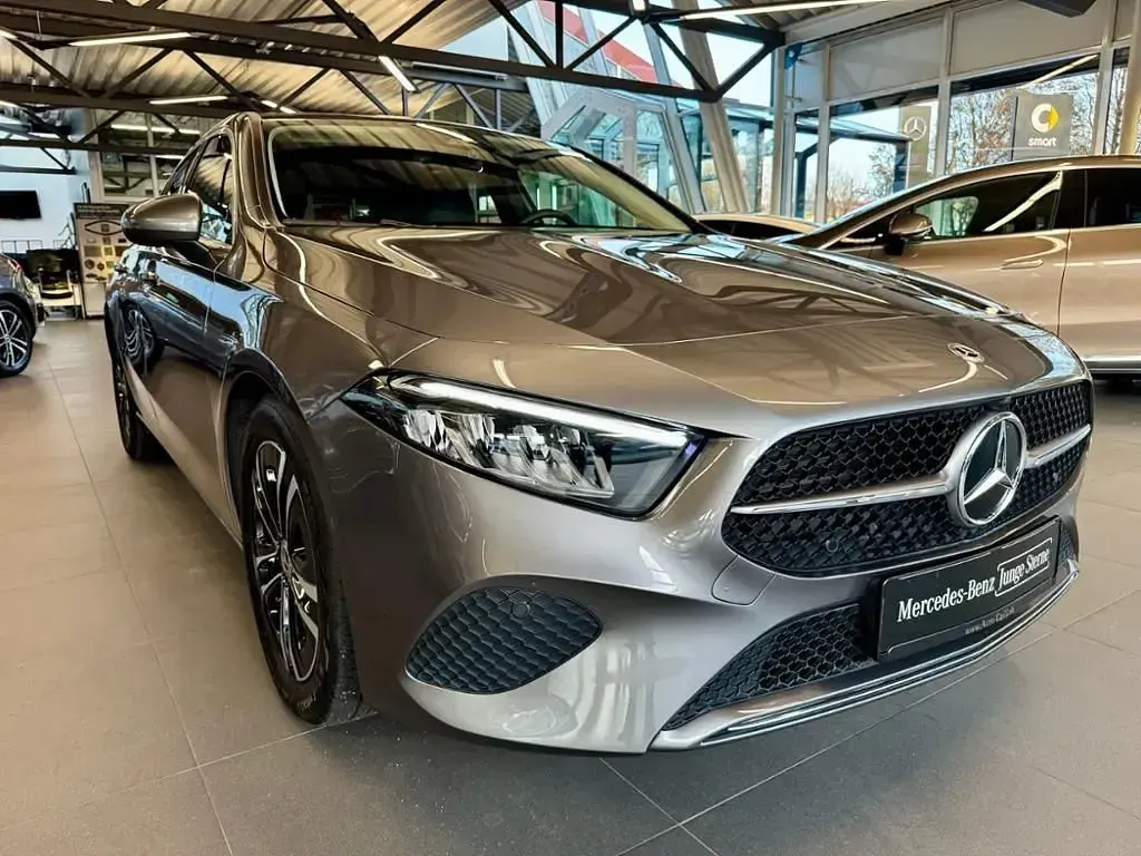 Gebraucht Mercedes A180 Progressive 116 PS (85 kW) 2024 Grau Limousine
