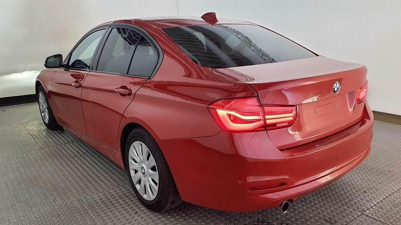 Gebraucht BMW 318 Advantage 136 PS (100 kW) 2016 Rot Limousine