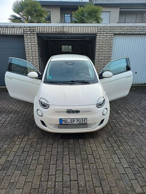 Weiß Gebraucht 2025 Fiat 500e Icon Limousine | 22.500 € (Superpreis) - Bild 1/4