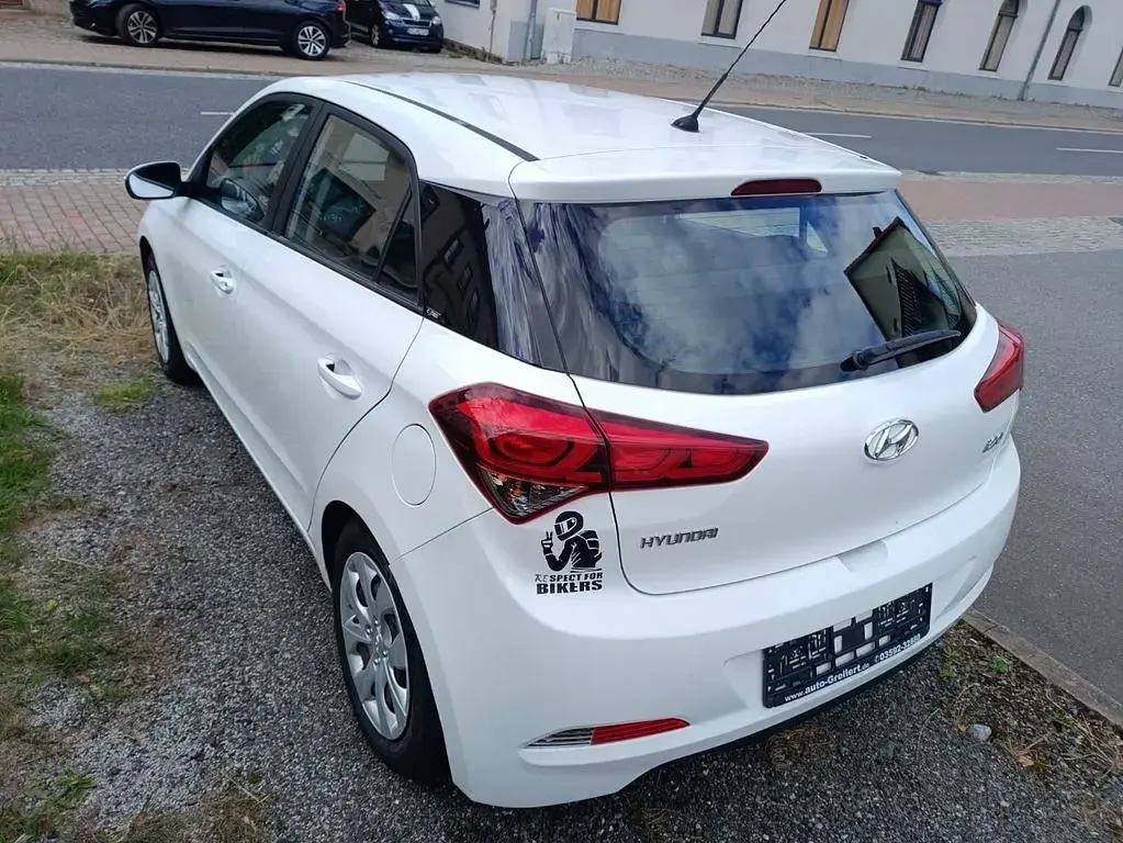 Gebraucht Hyundai i20 90 PS (66 kW) 2017 Weiß Limousine