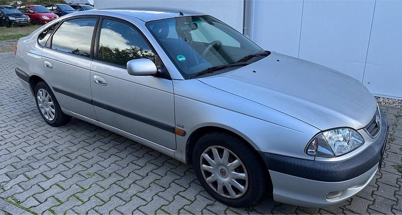 Silber Gebraucht 2002 Toyota Avensis Limousine | 1.891 € (Fairer Preis) - Bild 1/4