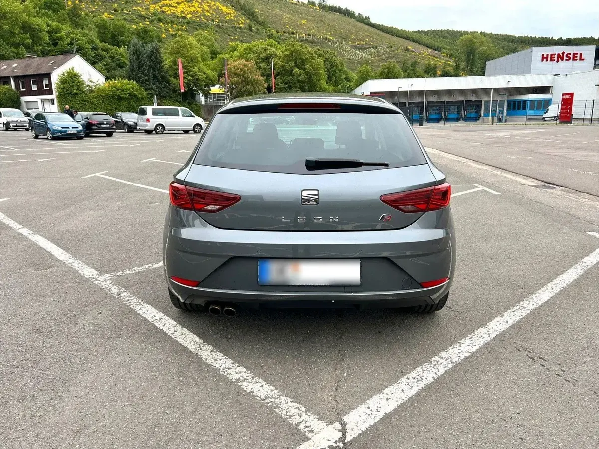 Używany Seat Leon FR 179 KM (131 kW) 2018 Szary Sedan/Limuzyna