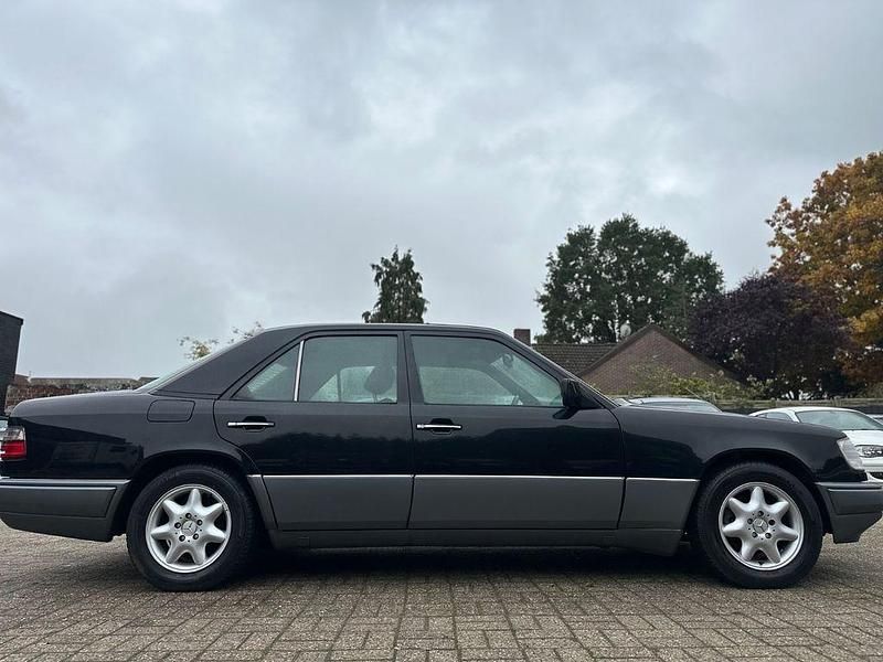 Brugt Mercedes E220 150 HK (110 kW) 1993 Sort Sedan