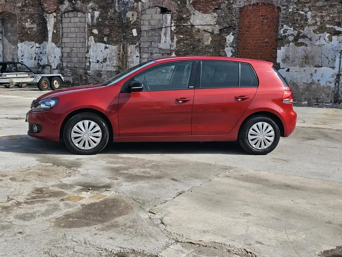 Gebraucht VW Golf VI 105 PS (77 kW) 2011 Rot Kleinwagen