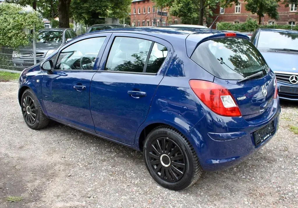 Używany Opel Corsa Edition 69 KM (50 kW) 2015 Niebieski Sedan/Limuzyna