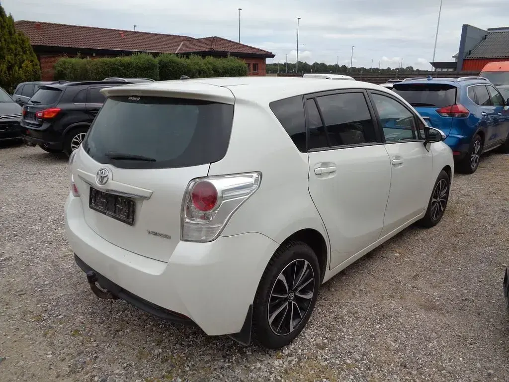 Gebraucht Toyota Verso Premium 147 PS (108 kW) 2017 Weiß Van / Kleinbus