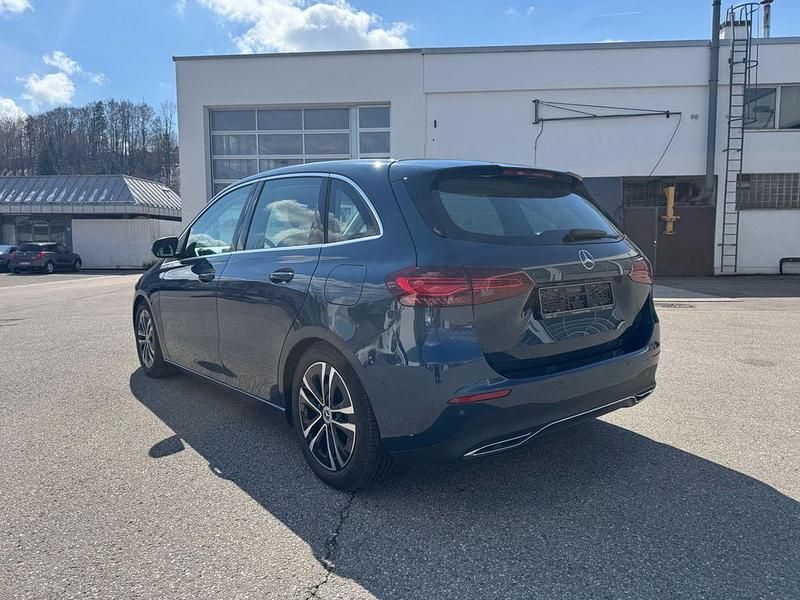 Gebraucht Mercedes B200 Advanced 163 PS (119 kW) 2023 Blau Van / Kleinbus