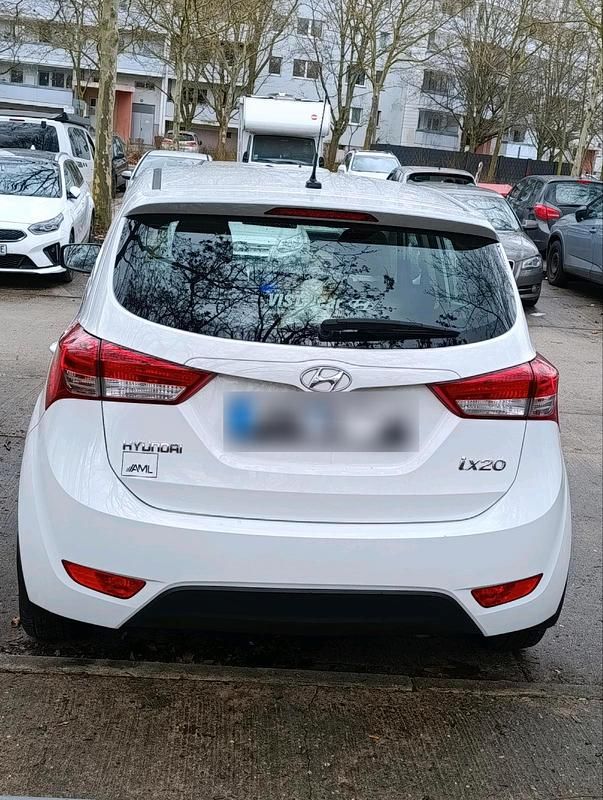 Gebraucht Hyundai ix20 90 PS (66 kW) 2015 Weiß Kleinwagen