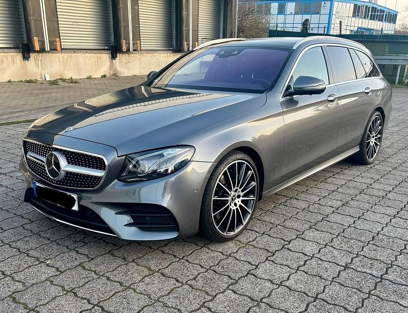 Grau Gebraucht 2017 Mercedes E350 AMG line Kombi | 23.900 € (Fairer Preis) - Bild 1/4