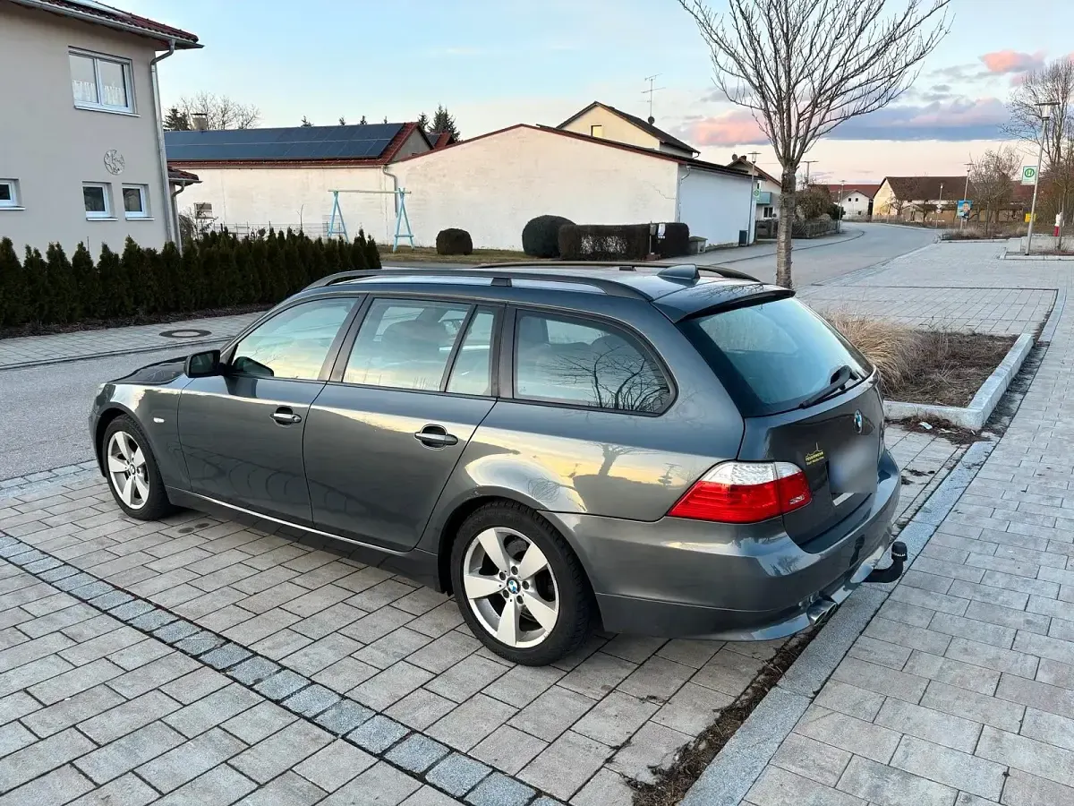 Gebraucht BMW 525 197 PS (144 kW) 2008 Grau Kombi
