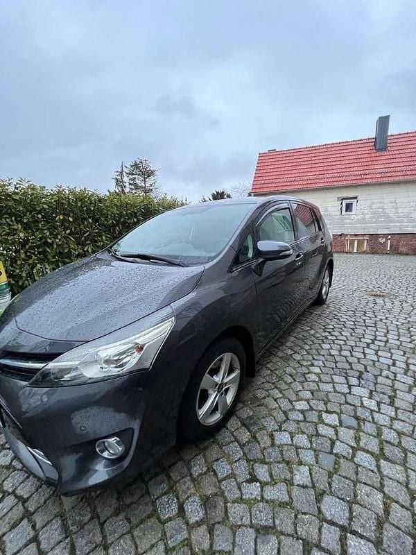 Gebraucht Toyota Verso Skyview Edition 150 PS (110 kW) 2015 Grau Van / Kleinbus