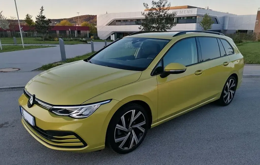 Gebraucht VW Golf VIII Sportline 131 PS (96 kW) 2023 Gelb Kombi