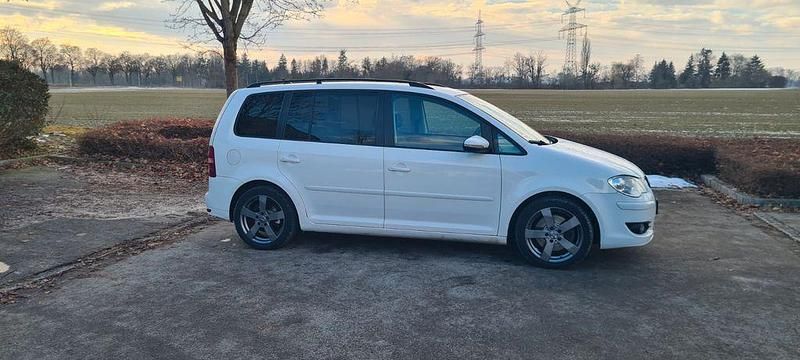 Weiß Gebraucht 2010 VW Touran R-line Van / Kleinbus | 4.999 € (Fairer Preis) - Bild 1/4