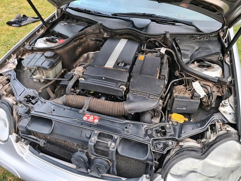 Gebraucht Mercedes C180 142 PS (104 kW) 2003 Silber Limousine