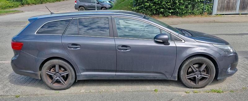 Grau Gebraucht 2012 Toyota Avensis Kombi | 5.500 € (Guter Preis) - Bild 1/4