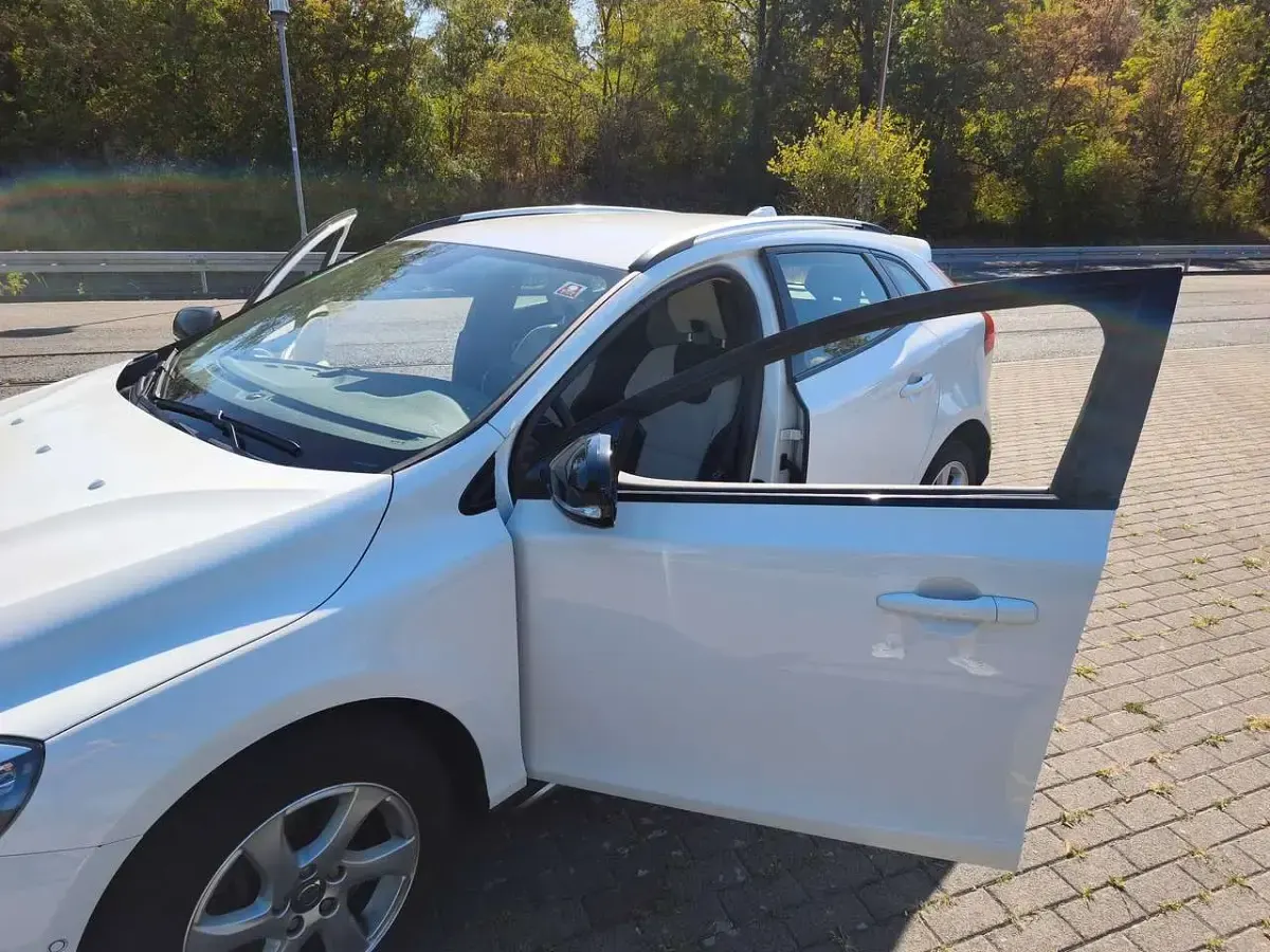 Gebraucht Volvo V40 CC Momentum 150 PS (110 kW) 2013 Weiß Kombi