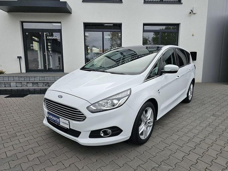 Weiß Gebraucht 2018 Ford S-MAX Titanium Van / Kleinbus | 17.990 € (Etwas zu teuer) - Bild 1/4
