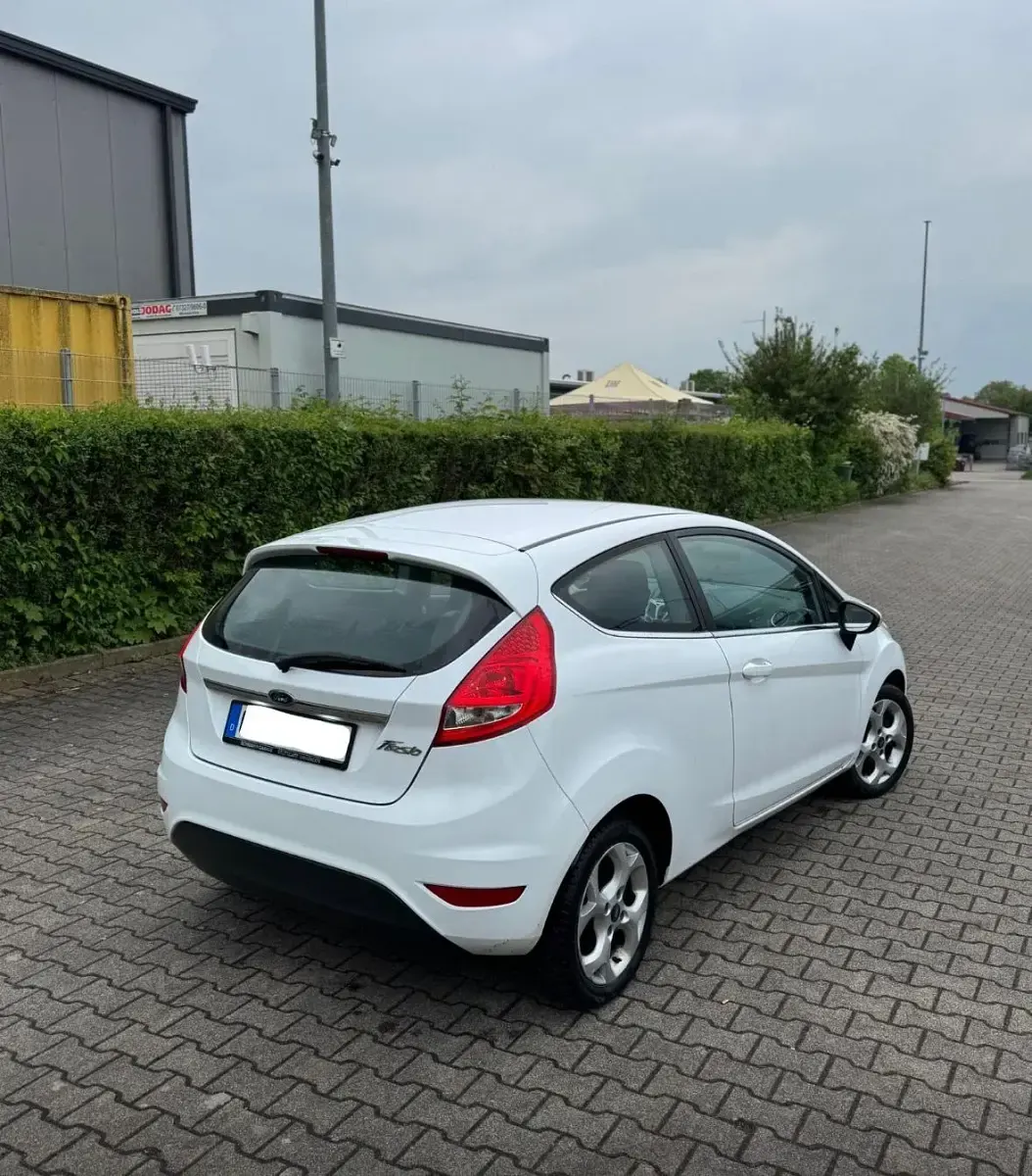 Gebraucht Ford Fiesta 86 PS (63 kW) 2010 Weiß Kleinwagen