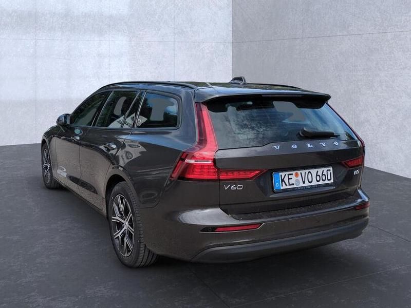 Gebraucht Volvo V60 163 PS (119 kW) 2024 Platinum grey / (grau) Kombi