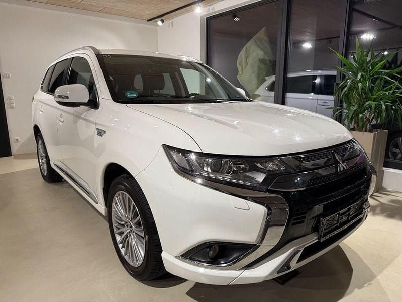 Weiß Gebraucht 2018 Mitsubishi Outlander P-HEV Basis SUV | 14.990 € (Fairer Preis) - Bild 1/4