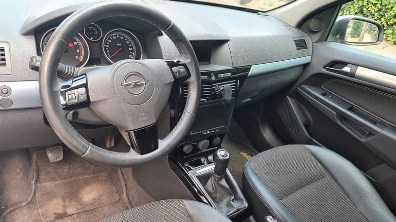 Gebraucht Opel Astra 116 PS (85 kW) 2009 Silber Limousine