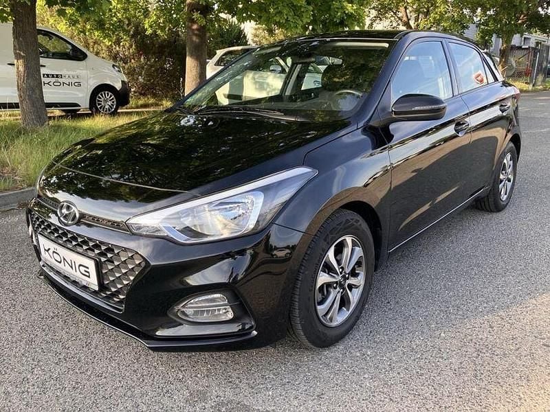Schwarz Gebraucht 2020 Hyundai i20 Trend Limousine | 11.990 € (Superpreis) - Bild 1/4