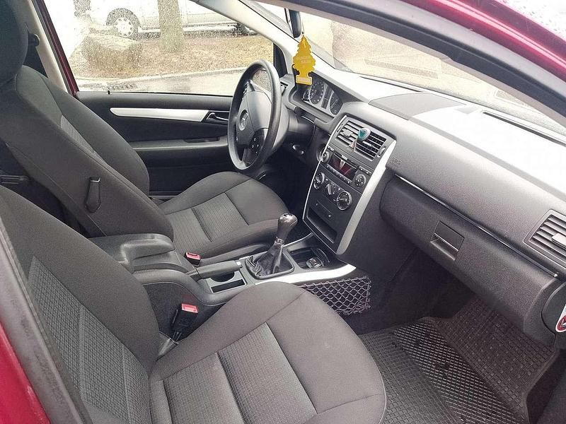 Gebraucht Mercedes B180 109 PS (80 kW) 2006 Rot Van / Kleinbus