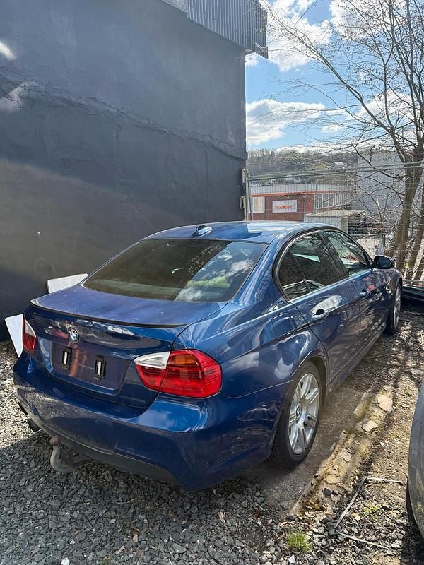 Gebraucht BMW 318 143 PS (105 kW) 2008 Blau Limousine