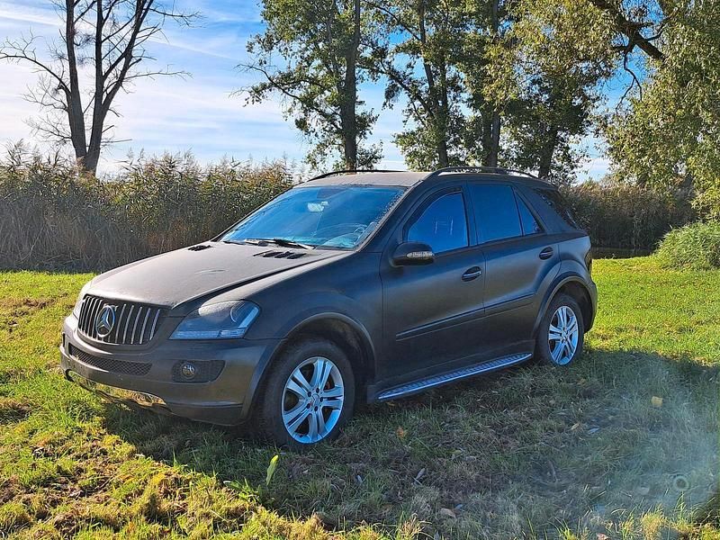 Schwarz Gebraucht 2006 Mercedes ML320 SUV | 6.000 € - Bild 1/4