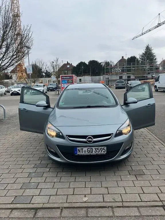 Gebraucht Opel Astra Edition 140 PS (102 kW) 2012 Silber Kombi