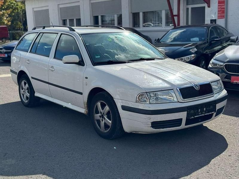 Weiß Gebraucht 2004 Skoda Octavia Ambiente Kombi | 900 € (Fairer Preis) - Bild 1/4