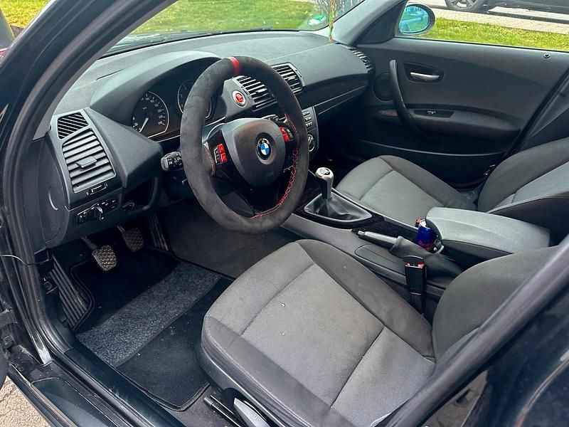 Gebraucht BMW 118 129 PS (94 kW) 2007 Schwarz Kleinwagen