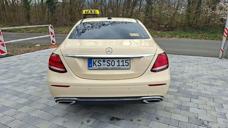 Gebraucht Mercedes E220 194 PS (142 kW) 2020 Gelb Limousine