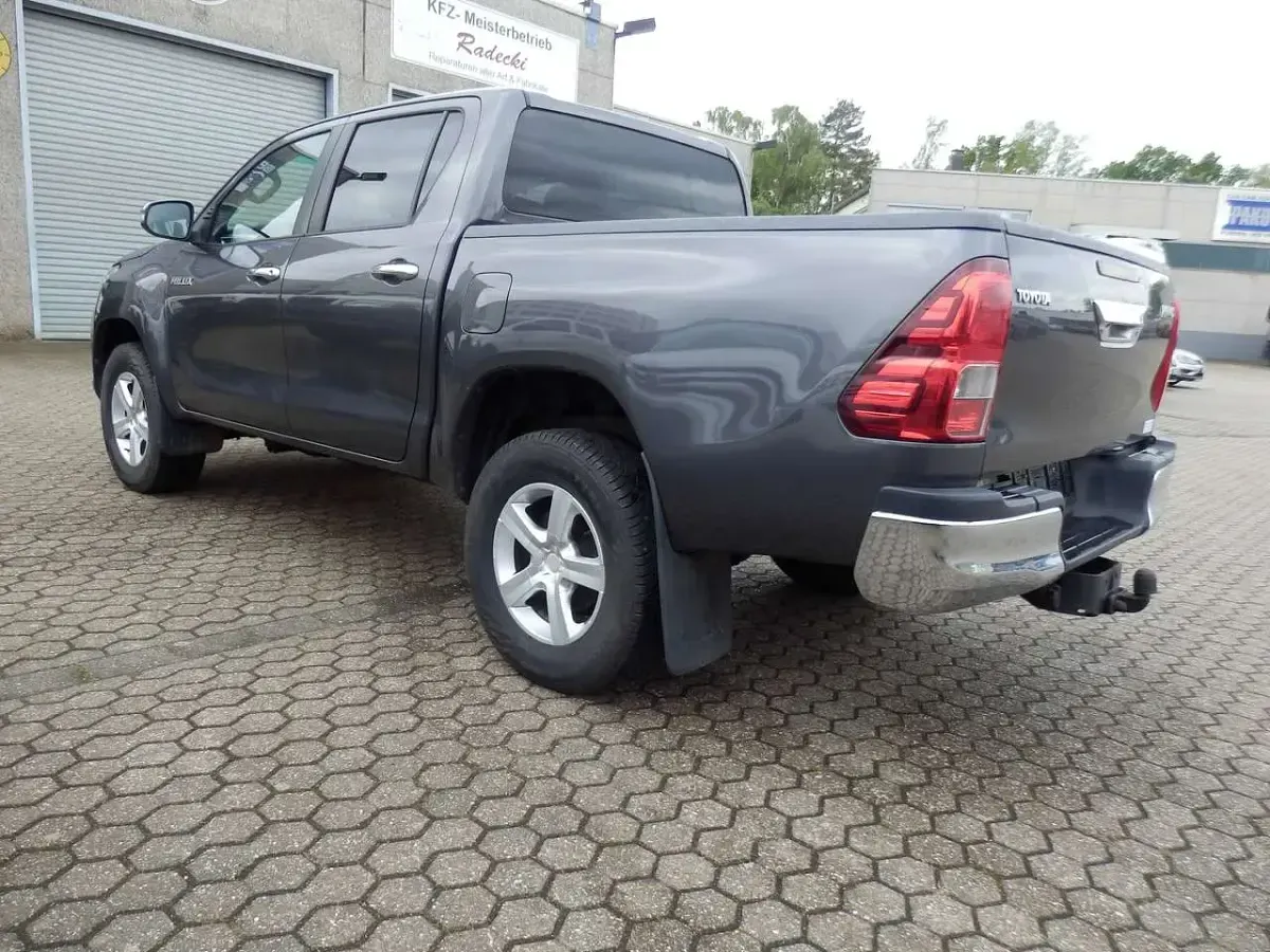Gebraucht Toyota HiLux Cool 150 PS (110 kW) 2017 Grey metallic Pickup