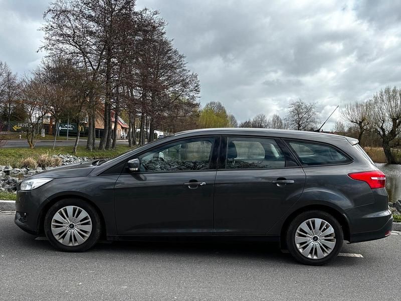 Gebraucht Ford Focus 120 PS (88 kW) 2015 Schwarz Kombi
