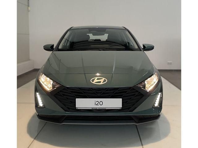 Neu Hyundai i20 Select 79 PS (58 kW) 2025 Mangrove green / mic Limousine