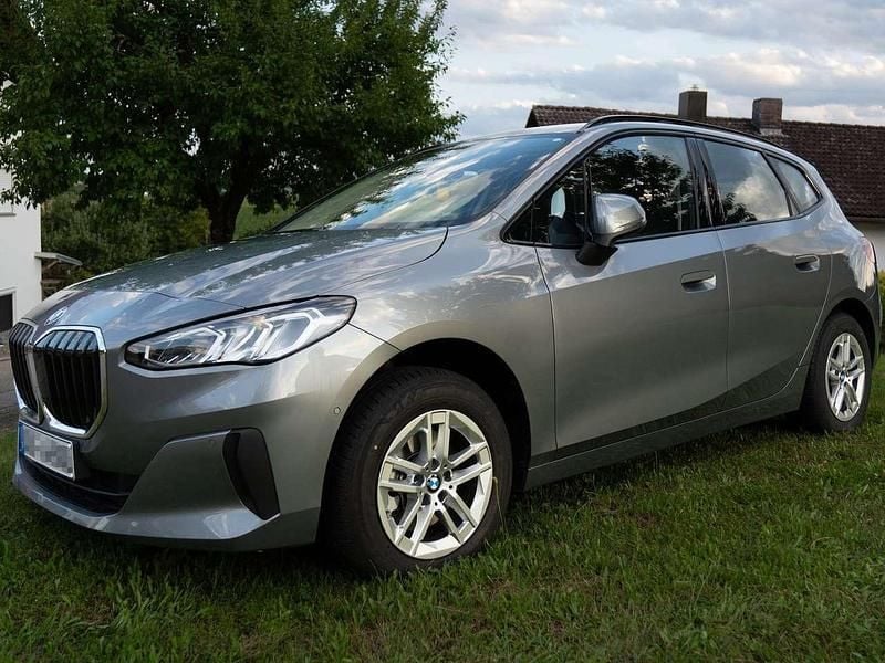 Silber Gebraucht 2024 BMW 220 Active Tourer Shadowline Van / Kleinbus | 34.900 € (Teuer) - Bild 1/4