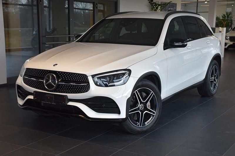 Weiß Gebraucht 2020 Mercedes GLC300 AMG line SUV | 36.990 € (Fairer Preis) - Bild 1/4