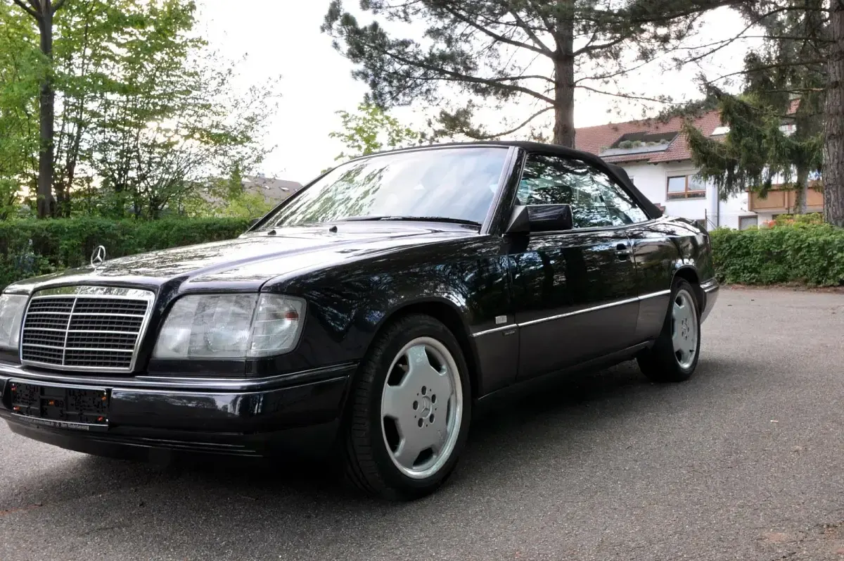 Używany Mercedes E220 Edition 150 KM (110 kW) 1997 Purpurowy Kabriolet